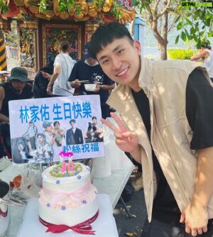 Lin Chia Yo Instagram - 今年的生日太感謝這些好朋友們
為了製造驚喜跟驚嚇大家演起來那個演技有嚇到我
還有特意開一堂舞蹈課當前奏讓我出門的

在劇組慶生、在排球場慶生、跟藍人們慶生
已經沒有比這更棒的生日了🥰