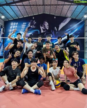 Lin Chia Yo Instagram - 今年的生日太感謝這些好朋友們
為了製造驚喜跟驚嚇大家演起來那個演技有嚇到我
還有特意開一堂舞蹈課當前奏讓我出門的

在劇組慶生、在排球場慶生、跟藍人們慶生
已經沒有比這更棒的生日了🥰