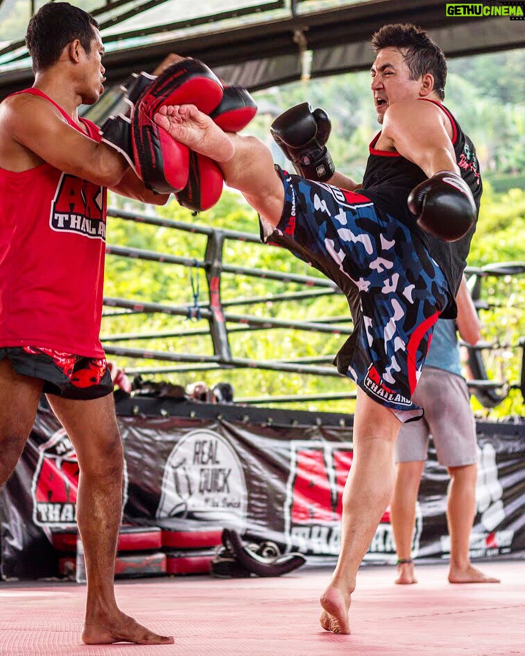 Lin Oeding - 2.7K Likes - Dusting off the ole’ lead leg switch kick to face, my goto move (👉🏼 throwback swipe)
•
Fyi, if you wanna train in paradise, check out @akathailand - one of the nicest-biggest muay thai / mma gyms in the world