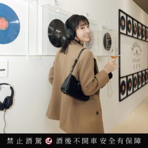 Lin Ying-Tung Instagram - 🥃
在亞伯樂《伯樂饗頌》品酩會，體驗了一場味蕾與聽覺的雙重享受。
⁡
亞伯樂攜手「亞洲最佳女主廚」陳嵐舒，根據亞伯樂雙桶熟成經典酒款以及A‘bunadh原酒系列酒款風味，打造專屬法式限定菜單。
 
午宴上我特別喜歡A‘bunadh雪莉桶原酒第80批次，口感醇厚，帶有豐厚的可可香氣與油脂感，搭配摩卡咖啡、黑巧克力結合沙河蛋糕的甜點「19世紀的大火」無比契合，讓餐點與酒體的層次都更加豐富。
另外也令我非常驚豔的是呼應亞伯樂經典的雙桶熟成工藝，以油封鴨腿和牧羊人派製作而成的「雙味合奏裏的和諧」，濃厚的肉脂風味搭配果韻豐潤的亞伯樂12年，整體奶油感與菌菇風味顯得更為豐厚，相得益彰。
⁡
同時，亞伯樂也首次為台中帶來《雙桶奏酩體驗展》賦予味覺與聽覺雙重享受。展覽中每一酒款都有相對應的黑膠樂曲，深入曲和詞的雙重視角，象徵亞伯樂威士忌雙桶的概念，在雪莉桶和波本桶中各自經歷100%完整熟成勾兌，相互交織融合，才得以成就最完美的平衡。
⁡
▷亞伯樂《雙桶奏酩體驗展》 5/17-6/2
▷台中誠品生活480別館（台中市西屯區市政路480號）
#亞伯樂單一麥芽威士忌 #陳嵐舒 
#伯樂饗頌 #越懂得越值得
@aberlour @singlemalt.ba.tw