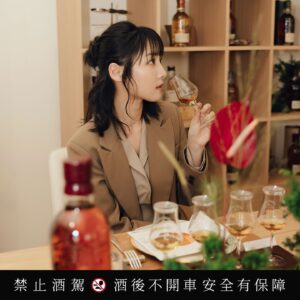 Lin Ying-Tung Instagram - 🥃
在亞伯樂《伯樂饗頌》品酩會，體驗了一場味蕾與聽覺的雙重享受。
⁡
亞伯樂攜手「亞洲最佳女主廚」陳嵐舒，根據亞伯樂雙桶熟成經典酒款以及A‘bunadh原酒系列酒款風味，打造專屬法式限定菜單。
 
午宴上我特別喜歡A‘bunadh雪莉桶原酒第80批次，口感醇厚，帶有豐厚的可可香氣與油脂感，搭配摩卡咖啡、黑巧克力結合沙河蛋糕的甜點「19世紀的大火」無比契合，讓餐點與酒體的層次都更加豐富。
另外也令我非常驚豔的是呼應亞伯樂經典的雙桶熟成工藝，以油封鴨腿和牧羊人派製作而成的「雙味合奏裏的和諧」，濃厚的肉脂風味搭配果韻豐潤的亞伯樂12年，整體奶油感與菌菇風味顯得更為豐厚，相得益彰。
⁡
同時，亞伯樂也首次為台中帶來《雙桶奏酩體驗展》賦予味覺與聽覺雙重享受。展覽中每一酒款都有相對應的黑膠樂曲，深入曲和詞的雙重視角，象徵亞伯樂威士忌雙桶的概念，在雪莉桶和波本桶中各自經歷100%完整熟成勾兌，相互交織融合，才得以成就最完美的平衡。
⁡
▷亞伯樂《雙桶奏酩體驗展》 5/17-6/2
▷台中誠品生活480別館（台中市西屯區市政路480號）
#亞伯樂單一麥芽威士忌 #陳嵐舒 
#伯樂饗頌 #越懂得越值得
@aberlour @singlemalt.ba.tw