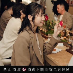 Lin Ying-Tung Instagram - 🥃
在亞伯樂《伯樂饗頌》品酩會，體驗了一場味蕾與聽覺的雙重享受。
⁡
亞伯樂攜手「亞洲最佳女主廚」陳嵐舒，根據亞伯樂雙桶熟成經典酒款以及A‘bunadh原酒系列酒款風味，打造專屬法式限定菜單。
 
午宴上我特別喜歡A‘bunadh雪莉桶原酒第80批次，口感醇厚，帶有豐厚的可可香氣與油脂感，搭配摩卡咖啡、黑巧克力結合沙河蛋糕的甜點「19世紀的大火」無比契合，讓餐點與酒體的層次都更加豐富。
另外也令我非常驚豔的是呼應亞伯樂經典的雙桶熟成工藝，以油封鴨腿和牧羊人派製作而成的「雙味合奏裏的和諧」，濃厚的肉脂風味搭配果韻豐潤的亞伯樂12年，整體奶油感與菌菇風味顯得更為豐厚，相得益彰。
⁡
同時，亞伯樂也首次為台中帶來《雙桶奏酩體驗展》賦予味覺與聽覺雙重享受。展覽中每一酒款都有相對應的黑膠樂曲，深入曲和詞的雙重視角，象徵亞伯樂威士忌雙桶的概念，在雪莉桶和波本桶中各自經歷100%完整熟成勾兌，相互交織融合，才得以成就最完美的平衡。
⁡
▷亞伯樂《雙桶奏酩體驗展》 5/17-6/2
▷台中誠品生活480別館（台中市西屯區市政路480號）
#亞伯樂單一麥芽威士忌 #陳嵐舒 
#伯樂饗頌 #越懂得越值得
@aberlour @singlemalt.ba.tw