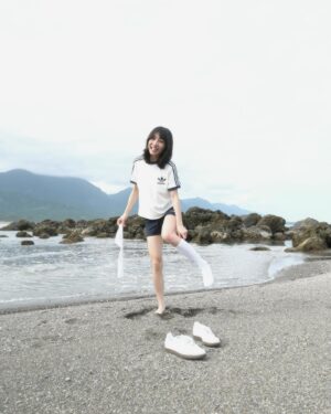 Lin Ying-Tung Instagram - 走啊翹課去海邊！
⁡
Thank you @originals_tw #adidasSamba✨
