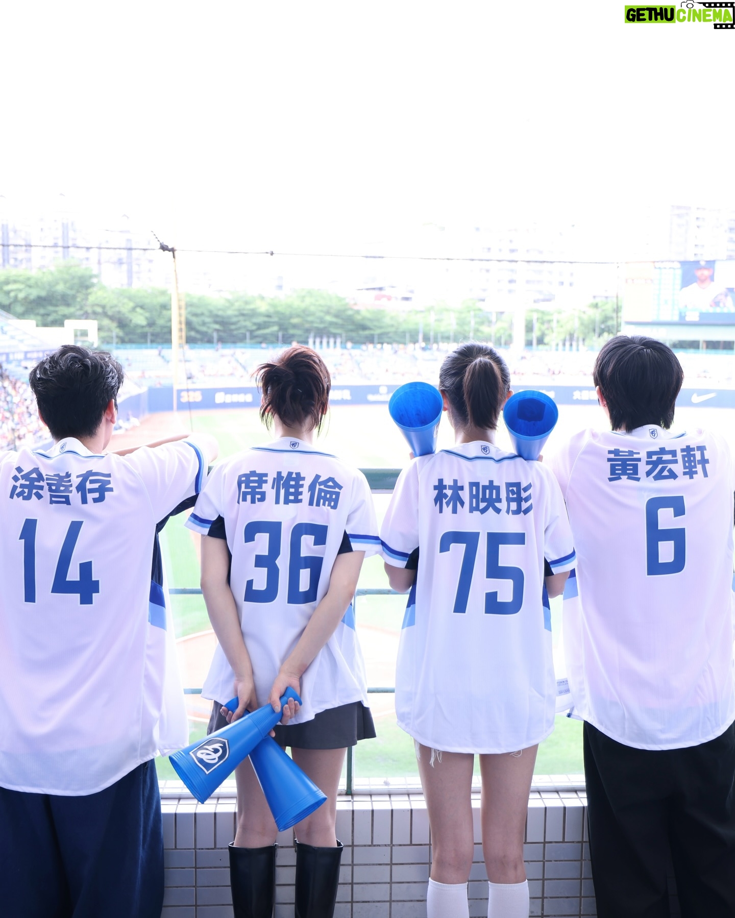 Lin Ying-Tung - 1.9K Likes - ⚾️💫✨
謝謝富邦悍將 @fubon_guardians_official
第一次從紅土上看向觀眾球迷們 特別熱血興奮
帶著新電影來解鎖我的第一次開球!好玩好玩!
7/5 @lovebesideme2024 我們不見不散哦 💖
( 四個人的背影好可愛 ♪ )(也謝謝球友賜照)
