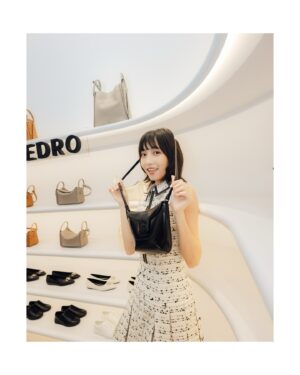 Lin Ying-Tung Instagram - :
今夏的ICON！在城市間漫遊，用PEDRO帆布與皮革撞出清新氣息🌱✨

👗@aliceandolivia 
👜👞@pedroshoes_taiwan 
#pedroshoes_tw #effortlessessentials