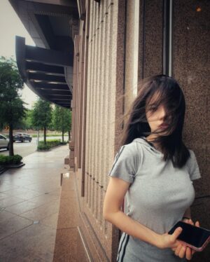 Lin Zoey Instagram - 颱風天，關心你關心的！
我，關心你。🙃