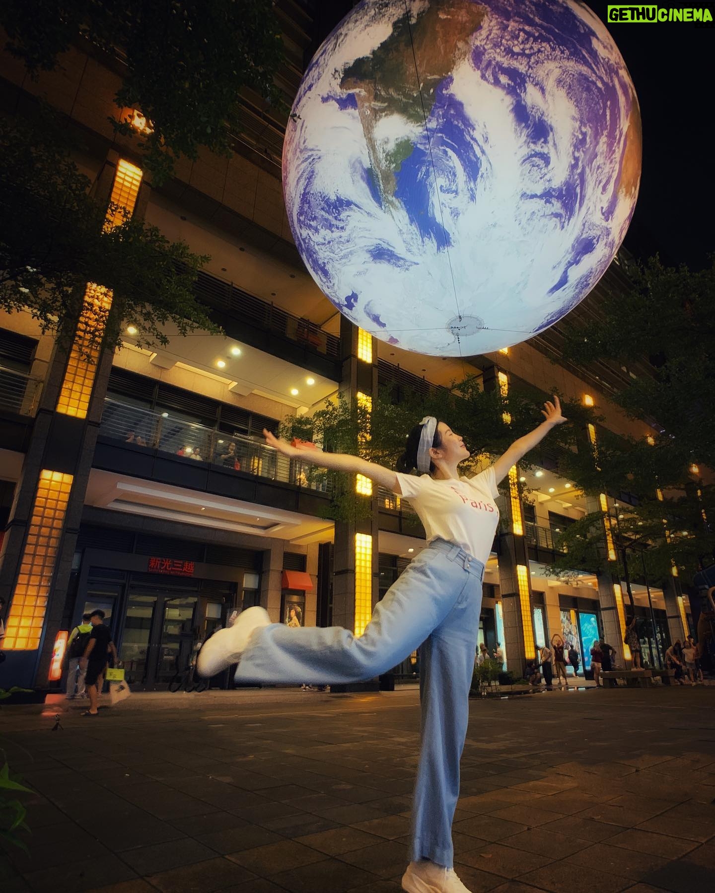 Lin Zoey - 1.4K Likes - 🌏純粹路過,這天是蓋亞地球展期的最後一天,拍的不亦樂乎。😆😆#gaia #蓋亞 #蓋亞地球#taipei #阿姆斯壯登陸月球50週年 #discovery #新光三越 #香堤大道
