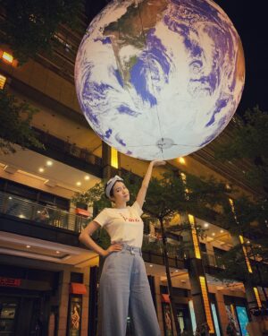 Lin Zoey Instagram - 🌏純粹路過，這天是蓋亞地球展期的最後一天，拍的不亦樂乎。😆😆#gaia #蓋亞 #蓋亞地球#taipei #阿姆斯壯登陸月球50週年 #discovery #新光三越 #香堤大道