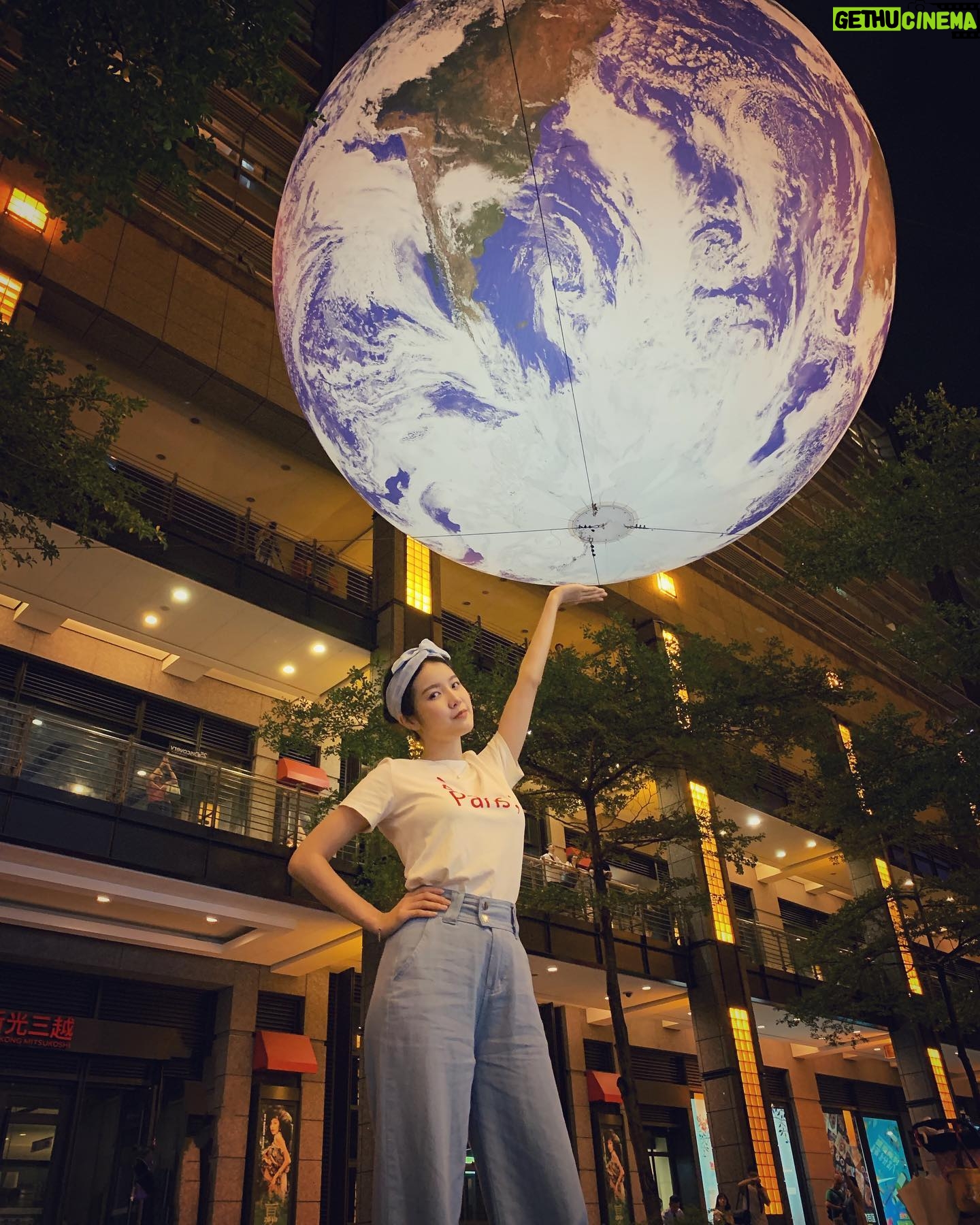 Lin Zoey - 1.4K Likes - 🌏純粹路過,這天是蓋亞地球展期的最後一天,拍的不亦樂乎。😆😆#gaia #蓋亞 #蓋亞地球#taipei #阿姆斯壯登陸月球50週年 #discovery #新光三越 #香堤大道