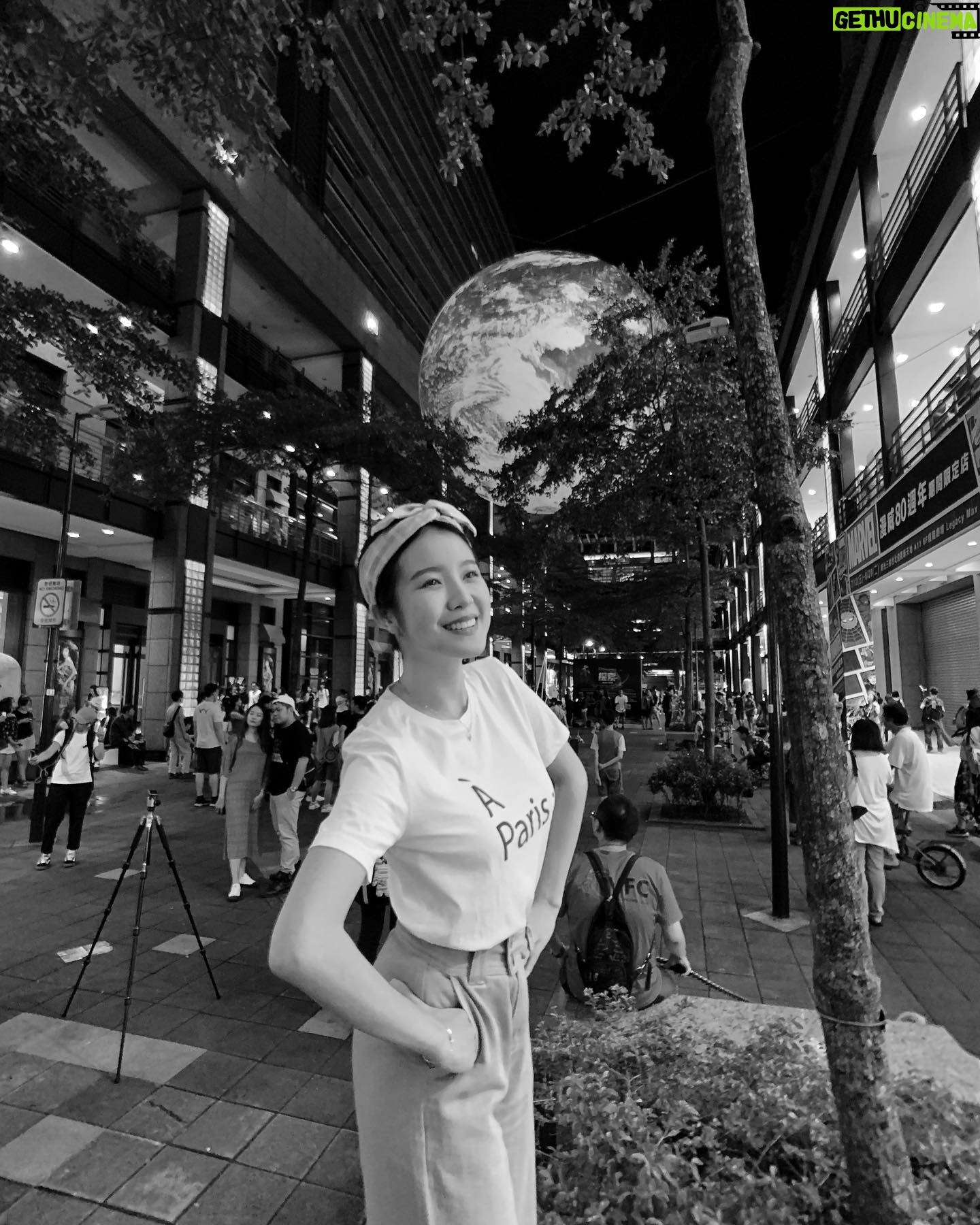 Lin Zoey - 1.4K Likes - 🌏純粹路過,這天是蓋亞地球展期的最後一天,拍的不亦樂乎。😆😆#gaia #蓋亞 #蓋亞地球#taipei #阿姆斯壯登陸月球50週年 #discovery #新光三越 #香堤大道
