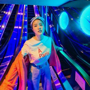Lin Zoey Instagram - 少時，一直以為幸福是一件東西，擁有了就幸福；長大後，認識到幸福是一個目標，達到了就幸福；直到成熟後，才發現幸福原來是一種心態，領悟了就幸福。
#happiness #dinnerideas #comprehension #attitude