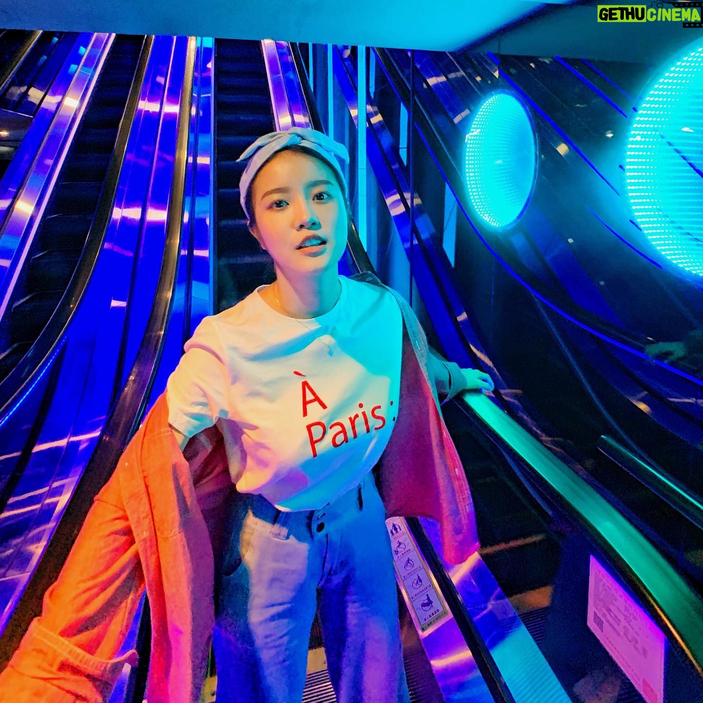 Lin Zoey - 1.3K Likes - 少時,一直以為幸福是一件東西,擁有了就幸福;長大後,認識到幸福是一個目標,達到了就幸福;直到成熟後,才發現幸福原來是一種心態,領悟了就幸福。
#happiness #dinnerideas #comprehension #attitude