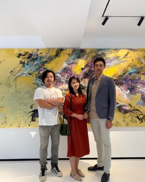 Lin Zoey Instagram - 恭喜堉泉、Aaron、Johnny ！
Fomo藝廊正式開幕🎉 
真的是一個非常棒的藝術團隊，
Fomo藝廊整體高端大氣的設計空間，
加上堉泉大師超獨特性的畫風～值得大家去欣賞哦！
✨台北市大安區四維路76巷9號🌈
週一～週五：AM10-PM19
週六：PM12:00-PM18:00
@yuchuanart @wang_chi_hao
#fearofmissing