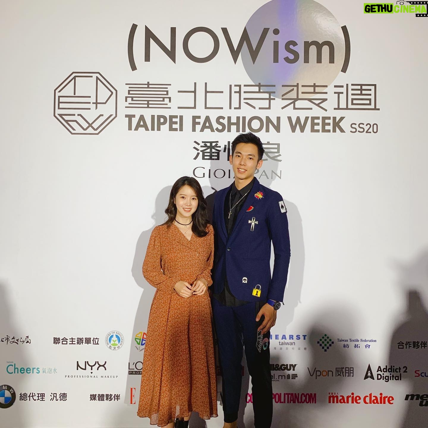 Lin Zoey - 0.9K Likes - 榮幸參加了GIOIA PAN 潘怡良老師
2020春夏時裝發表會👗👔👠
喜歡好多老師在服飾上的巧思與細節
謝謝 @mlckey6881 其偉老師邀請🥰
讓我們有個愉快的夜晚!!
#潘怡良
#臺北時裝週