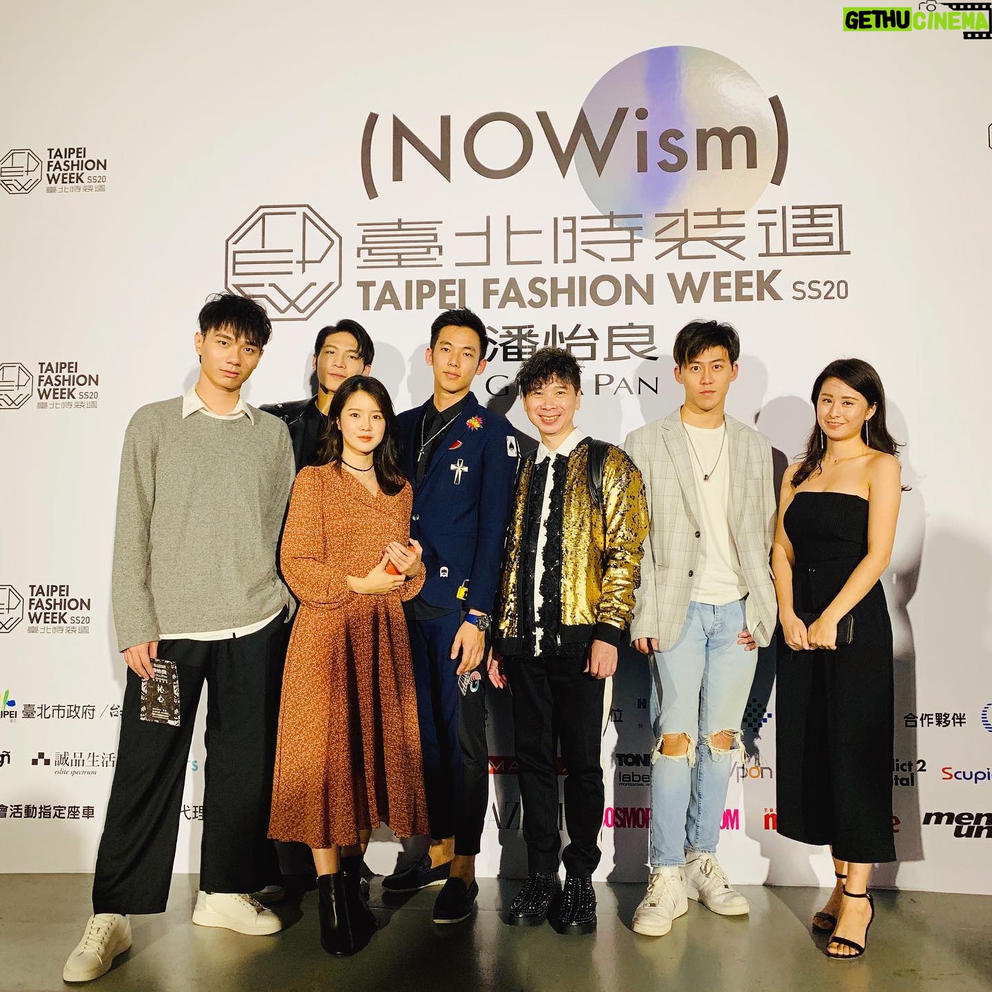Lin Zoey - 0.9K Likes - 榮幸參加了GIOIA PAN 潘怡良老師
2020春夏時裝發表會👗👔👠
喜歡好多老師在服飾上的巧思與細節
謝謝 @mlckey6881 其偉老師邀請🥰
讓我們有個愉快的夜晚!!
#潘怡良
#臺北時裝週