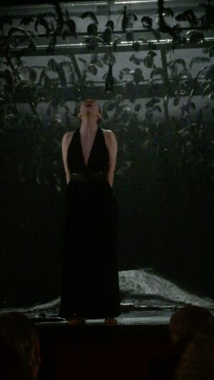 Lina El Arabi Instagram - Mon ange. 
Mes premiers pas au théâtre. 
Seule en scène. Mais pas vraiment.
Au moment où le rideau de fer se levait, je n’étais plus seule. Ces centaines d’yeux qui me fixaient, ils me portaient, m’accompagnaient. 
Tous ensemble, on traversait pendant 1h17, la vie incroyable de Rehena. 
Tous les soirs, vous n’étiez pas seulement témoins de sa bataille acharnée contre l’extrémisme, de son amour inconditionnel pour son père, et de son humour même face à l’inexorable. 
Vous étiez acteurs à mes côtés. 
Chacun de vos rires, de vos soupirs, participaient à son récit. 
Chacune de vos larmes noyait la salle de théâtre où nous nous retrouvions partout en France et en Europe. 
Chaque soir vous étiez la famille que Rehena avait perdu. 
Et quand le rideau retombait, on se retrouvait à l’extérieur, devant le théâtre. 
Je n’avais plus de voix. Je n’avais plus de force. Tout vous donner. Absolument tout. Voilà ce qui m’était essentiel. 
Vous serrer dans mes bras m’était essentiel. 
Sentir sur mon épaule, vos joues mouillées m’était essentiel. 
Échanger, débattre, crier, boire, fumer, rire, chanter, danser avec vous au bar à côté du théâtre m’était essentiel. 
Le théâtre était, est et restera essentiel. 
Vous me manquez.