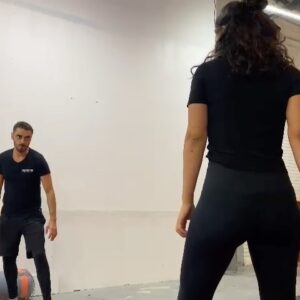 Lina El Arabi Instagram - Prépa. T’es pas prêt. Moi non plus d’ailleurs, j’y retourne.🥊 Master @sa_olivier  Queen @mounia.moula  Boss @reelpowerstunts