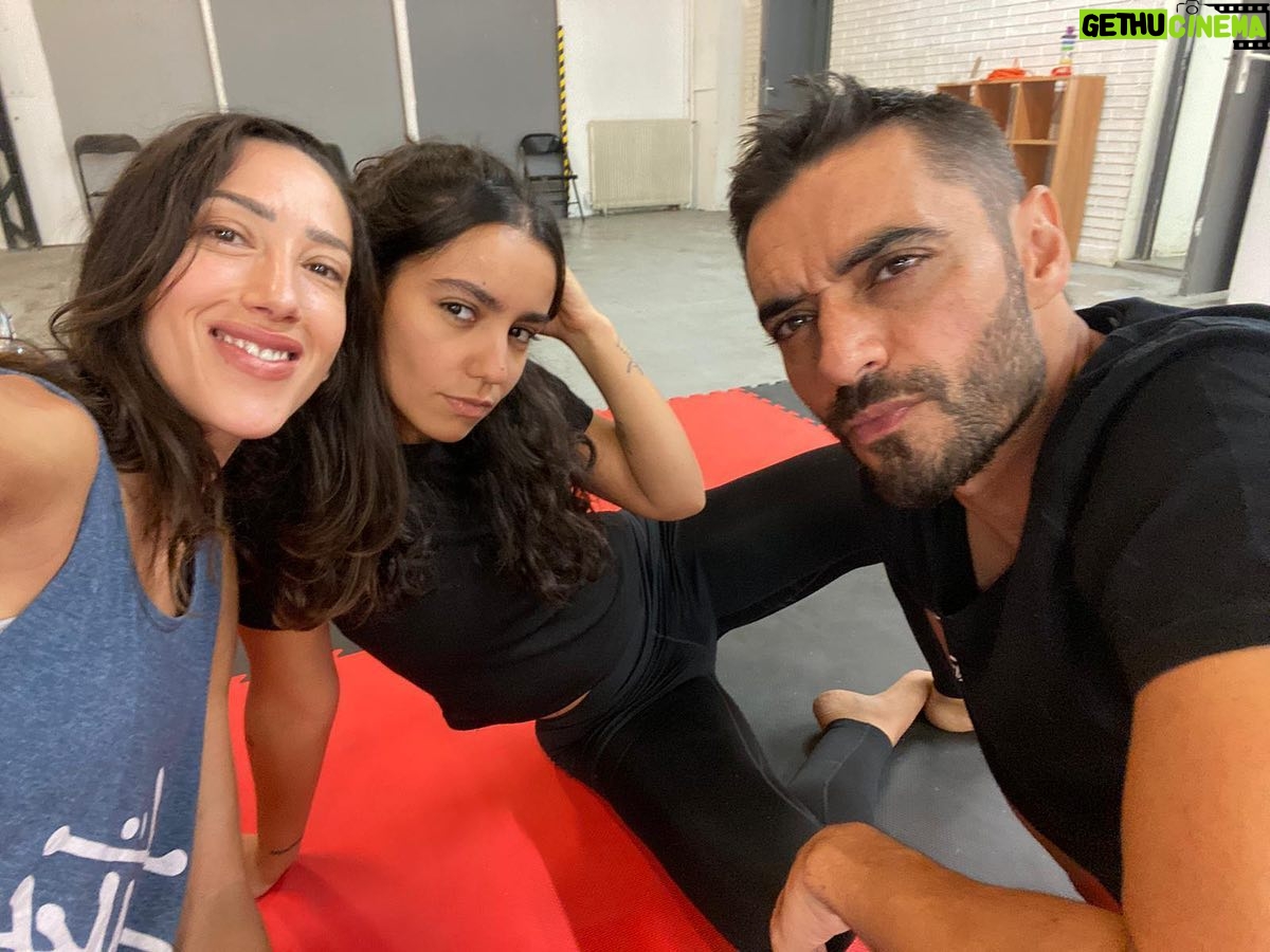 Lina El Arabi - 2.1K Likes - Prépa. T’es pas prêt. Moi non plus d’ailleurs, j’y retourne.🥊 Master @sa_olivier Queen @mounia.moula Boss @reelpowerstunts