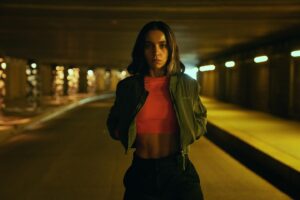 Lina El Arabi Instagram - Dans FURIES, il y a aussi des tunnels en crop top orange. Ne rate surtout pas ça le 1er mars 2024 sur @netflixfr