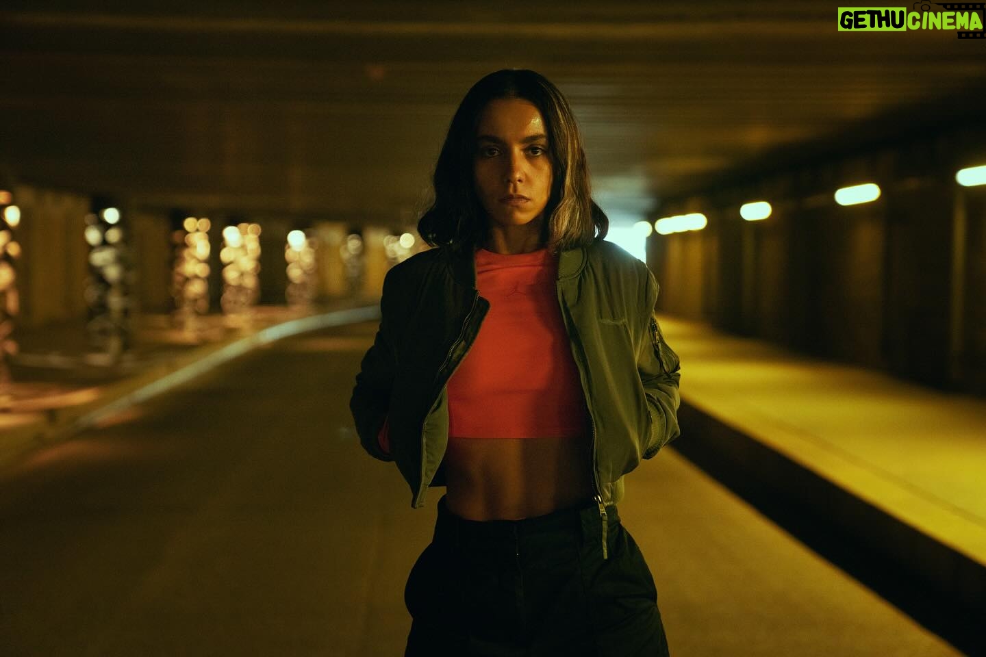 Lina El Arabi - 6.8K Likes - Dans FURIES, il y a aussi des tunnels en crop top orange. Ne rate surtout pas ça le 1er mars 2024 sur @netflixfr