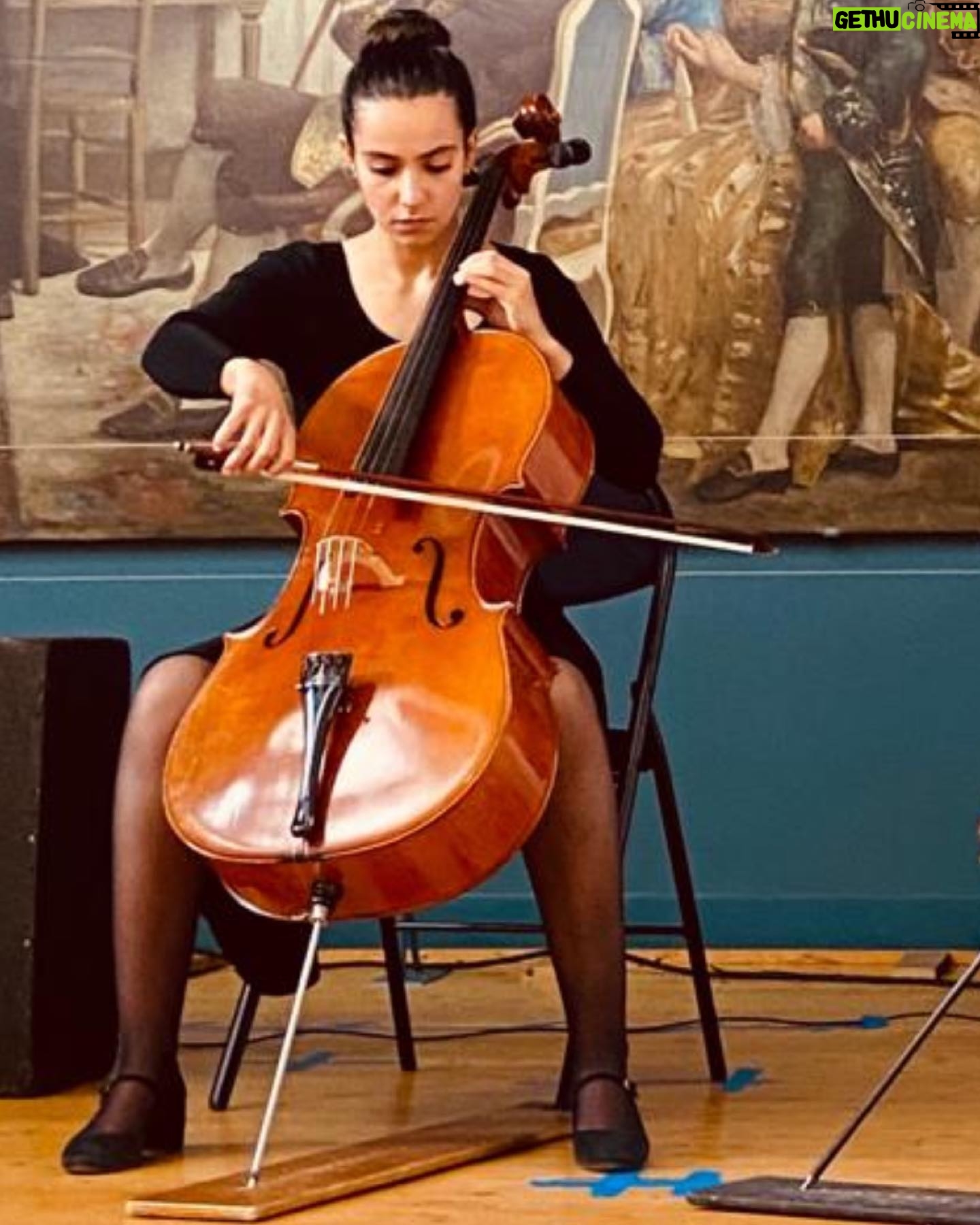 Lina El Arabi - 2.3K Likes - Apprendre le violoncelle avec la « vraie » Fettouma Ziouani pour pouvoir devenir « votre » Fettouma Ziouani au cinéma dans le film « Divertimento ». Fière de pouvoir raconter ton histoire. 🤍