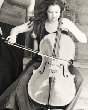 Lina El Arabi Instagram - Apprendre le violoncelle avec la « vraie » Fettouma Ziouani pour pouvoir devenir « votre » Fettouma Ziouani au cinéma dans le film « Divertimento ». Fière de pouvoir raconter ton histoire. 🤍