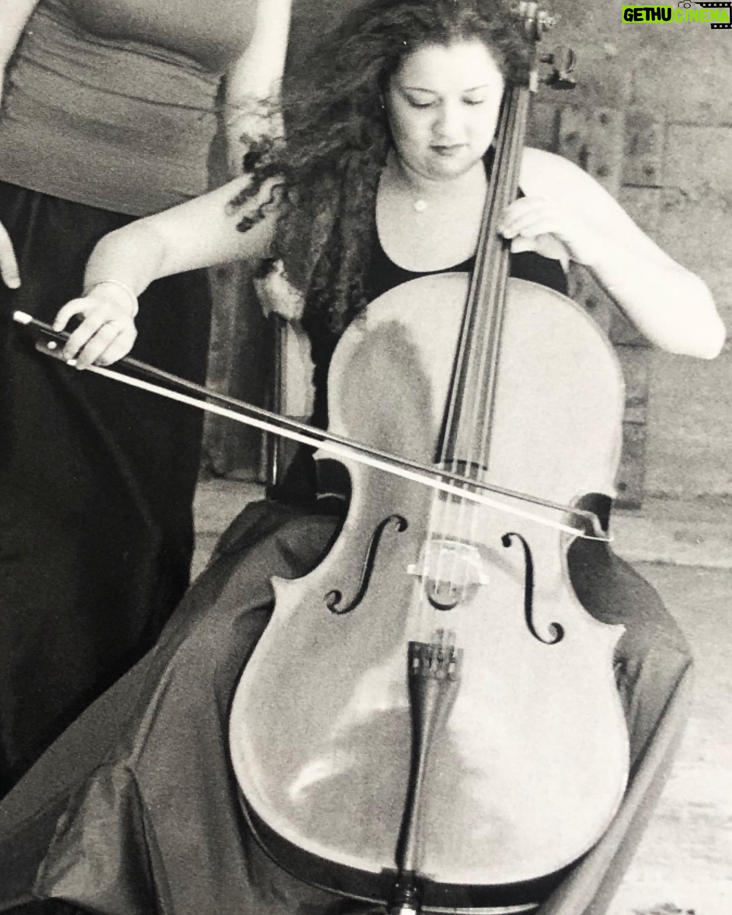 Lina El Arabi - 2.3K Likes - Apprendre le violoncelle avec la « vraie » Fettouma Ziouani pour pouvoir devenir « votre » Fettouma Ziouani au cinéma dans le film « Divertimento ». Fière de pouvoir raconter ton histoire. 🤍
