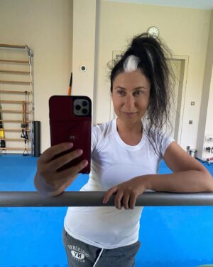 Lina Milovich Instagram - Не надо бла-бла во время спорта⁣⁣⠀
⁣⁣⠀
Как выяснилось, я не сторонник того, чтобы сопровождать занятия спортом поступлением информации извне. ⁣⁣⠀
Когда ты что-то слушаешь или смотришь, или анализируешь чужие мысли, никаких собственных у тебя в этот момент не возникает. ⁣⁣⠀
Вместе с этим я отметила, что, если отложить гаджеты и заниматься именно мыслительной деятельностью, ну, хотя бы задавать себе сложные вопросы и пытаться на них ответить – приходят уникальные идеи! Чему приписать не знаю: то ли кровоснабжение мозга улучшается, то ли ничего не отвлекает. ⁣⁣⠀
⁣⁣⠀
Попробуйте!
