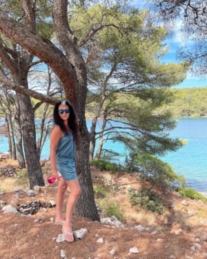 Lina Milovich Instagram - Посты про морской отдых 🏖️ в Инстаграме радуют ли они тех, кто на них смотрит или вызывают жгучую зависть?⁣⁣⠀
⁣⁣⠀
По себе могу сказать так: зависит от того в каком я собственно положение. Если я давным-давно свесила язык от желания отдохнуть, то чувствую негодование 😤, воспламеняющее меня, когда вижу посты соплеменников, которым удалось-таки умыкнуть себя и свою семью 👨‍👩‍👧‍👦 на заветные острова. Постят, понимаешь, шикарную голубую прозрачную воду 🌊 и себя в красивых купальниках🩱. Купальники меня, к слову сказать, совсем не волнуют, а вот водичка – да!⁣⁣⠀
⁣⁣⠀
В случае же когда я сама имею возможность прикоснуться к благам туристического рая 🏝️в виде морских прогулок, я начинаю довольно снисходительно смотреть на эти посты и радоваться жизни вместе с постящими 🍾.⁣⁣⠀
⁣⁣⠀
Забешу ли я вас если напишу про свой морской отдых 🌅?