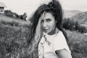 Lina Milovich Instagram - Год в режиме карантина ⁣⁣⠀
⁣⁣⠀
Когда первый раз произошло закрытие границ, мне показалось, что это апокалипсис.⁣⁣⠀
⁣⁣⠀
Я не могла поверить в реальность происходящего – стены воздвигла даже Европа, по которой прежде всегда можно было так легко перемещаться. ⁣⁣⠀
Сейчас, к удивлению своему, я вижу, что меня это ничуть не удивляет, не производит такого впечатления как раньше. ⁣⁣⠀
Безусловно, крайне расстраивает сложившаяся ситуация, но моя психика уже привыкла к этой новой реальности. Поразительно как одно и то же событие, случившись впервые, может нас разрушить, а повторяясь многократно, начинает казаться нормой. ⁣⁣⠀
Это, конечно, не норма, но ее вариант… И уже нет таких ярких движений души, таких расстройств. ⁣⁣⠀
Как это объяснить? ⁣⁣⠀
⁣⁣⠀
#жизньвовремячумы⁣⁣⠀
⁣⁣⠀
