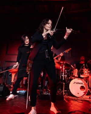 Lina Milovich Instagram - Впервые я услышала Imperia Music Band в клубе Алексея Козлова и мне невероятно захотелось познакомиться с ними лично!⁣⁣⠀
⁣⁣⠀
Когда мне нравится, как люди играют, у меня часто возникает ощущение, что нужно вскочить и бежать к ним срочно общаться. Выразить свой восторг не только аплодисментами 👏 из зала, но обязательно лично сказать. У меня всегда есть такой порыв. И очень часто я его реализую. Просто подхожу и говорю, что мне понравилось, меня поразило и вдохновило ❤️ то, что человек делает.⁣⁣⠀
⁣⁣⠀
Знаю, что для любого артиста такое признание ценно, но делаю я это не потому, что человеку ценно, а для себя. Мне этого искренне хочется. Такая же история случилась у меня с этими девушками.⁣⁣⠀
⁣⁣⠀
Есть, правда, тонкий момент: когда артист уходит со сцены в гримерку, а восхищенные слушатели туда рвутся. Вот такого я не позволяю себе никогда. Я дождалась, когда они будут уходить, познакомилась и – о, счастье! – выяснилось, что девушки знают мое творчество и даже любят 🥰. С этого началось наше знакомство, а продолжилось оно совместными выступлениями 🎤🎻: сперва в #milovichclub, а теперь в планах – “Дипломатический зал” Кремлевского дворца.⁣⁣⠀
⁣⁣⠀
Билеты 🎫 на концерт Imperia Music Band 16 октября, гостем которого я стану, по ссылке в шапке профиля.