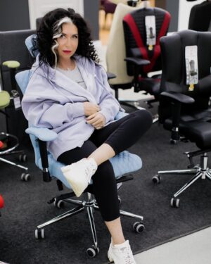 Lina Milovich Instagram - Про суперсилы и сверх способности⁣⁣⠀
⁣⁣⠀
Хотела бы я иметь какую-то суперсилу 🦸🏻‍♀️? Да!⁣⁣⠀
⁣⁣⠀
Я хотела бы иметь возможность говорить на языке любой страны 🇫🇷🇨🇳🇮🇹, в которой окажусь. Подозреваю, что вскорости это суперсила заменится суперискусственным интеллектом 💻, который будет каким-то образом присутствовать либо на руке, либо чипом в голове.⁣⁣⠀
⁣⁣⠀
А пока моя мечта, как-то ускорить изучение французского. Потому что сейчас — это страшный сон, где ты пытаешься оторвать ногу 🦵 от земли, дабы убежать от чудовища 🤖, а нога не то что не поднимается, ты ее найти не можешь! Где она у тебя в организме нога эта?! Тоже самое с головой и с шеей, которые хотят повернуться и узнать близко ли чудовище, ан-нет – ни шея, ни голова, ни даже глаза 👀 не работают! Именно так я себя ощущаю в разговоре на французском.⁣⁣⠀
⁣⁣⠀
У меня, кстати, есть лайфхак как быстро проверить свои успехи в языке. Расскажу в следующей раз.⁣⁣⠀
⁣⁣⠀
Как у вас с изучением иностранных языков?