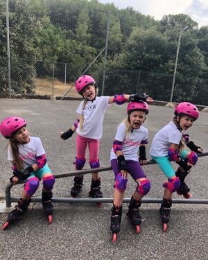 Lina Milovich Instagram - Я занудная, продуманная мать.⁣⁣⠀
⁣⁣⠀
Поэтому #дочимилович 👧👧👧👧 в этом году получили продуманный подарок 🎁: ролики 🛼 со всем обмундированием⠀и записью к тренеру, чтобы их научили главным приемам катания.⠀⁣⁣⠀
⁣⁣⠀
Первый урок у них был 9 июля. Конечно, учиться не так интересно, как просто кататься в парке🏞️ – обучение всегда напряжно и занудно. Но сама я не могу их научить качественно кататься (я умею, но по старой памяти). Мне показалось куда эффективнее взять тренера, который им объяснит все премудрости, чтобы потом они могли их использовать, когда начнут кататься самостоятельно.⁣⁣⠀
⁣⁣⠀
Считаю, что для получения максимального удовольствия от процесса нужно сперва научиться азам, которые позволят не бояться падать, правильно тормозить и хорошо использовать свое тело.⁣⁣⠀
⁣⁣⠀
К слову сказать, на велосипедах 🚲 я их учила кататься сама. Каждая из четырех поехала на взрослом велосипеде двухколесном прямо, что называется, «из-под моих рук». Учила их так, как учил меня папа👨‍👧, расскажу как-нибудь.⁣⁣⠀
⁣⁣⠀
А вы, кстати, на роликах кататься умеете?