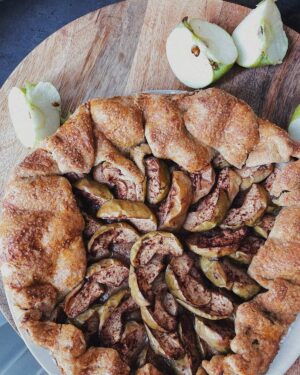 Lina Milovich Instagram - Говорят у каждой хозяйки свой рецепт шарлотки 🥧⁣⁣⠀
⁣⁣⠀
Моя шарлотка любима только, если в очень сладком бисквите топорщатся очень кислые, наглющие яблоки — Антоновка. И тогда шарлотка вызывает вкус к жизни!⁣⁣⠀
Если шарлотка вся сладкая, ну что же это за дела? Тогда ты просто потребляешь десерт 🍰.⁣⁣⠀
⁣⁣⠀
Если шарлотка без бисквита, с мукой из #правильногопитания, осевшая и грустная. Тогда ты употребляешь скучный продукт.⁣⁣⠀
⁣⁣⠀
Но если шарлотка пышнейшая: очень сладкое пышное, белое тесто, если там яблочки зеленые 🍏 и кисленькие, а сверху пирог розовато-коричневый — то тогда твоя жизнь становится такой же пышной, как и эта шарлотка. Но с условием! Что пышной она становится на время приема шарлотки… и на бедрах🏃🏻‍♀️. ⁣⁣⠀
⁣⁣⠀
А какую шарлотку любите вы?