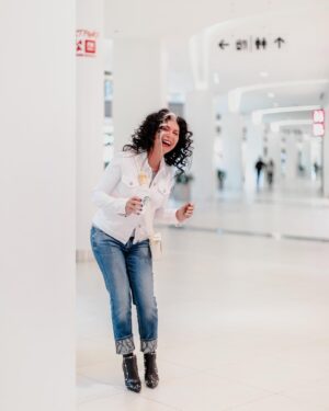 Lina Milovich Instagram - «Я погнала в детство, не ходи за мной..»⁣⁣⠀
⁣⁣⠀
Вчера встречались с друзьями детства. ⁣⁣⠀
⁣⁣⠀
Моей душе показалось, что она⠀утонула в самой пуховой на свете подушке, уютной⠀и пушистой. И укрылась самым мягким на свете одеялком, из шелкового сатина, легчайшим и невесомым, теплым и ласковым.⠀⁣⁣⠀
⁣⁣⠀
Вокруг нас воцарился свет нашей детской беззаботности и цвет чистейшей радости. Хотелось скакать и выкидывать колени в стороны, смеяться на любую шутку, и показалось, что мы будем жить вечно. Мы не изменились, нам хорошо, ровно так, как было в 8 классе, когда мы вместе тащились с набитыми портфелями из школы, общались,⠀и наши головы ничего не занимало, кроме волшебного детского «поржать просто так»...⁣⁣⠀
⁣⁣⠀
Они так меня любят и я так их люблю! Не замутненное⠀счастье дружбы, спаянной годами!⁣⁣⠀
⁣⁣⠀
Сколько лет вы дружите с лучшим другом?