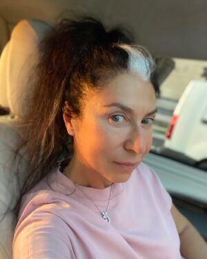 Lina Milovich Instagram - Завтра состоится столь ожидаемое гастрономическим сообществом представление российского гида Мишлена 📕📗. Узнаем, какие рестораны станут гастрономическим большим театром: дорого 💰 и невозможно забронировать стол 🙅‍♀️.⁣⁣⠀
⁣⁣⠀
Мишленовский ресторан – наше ли это? С тех пор как появились мишленовские рестораны, мир делится на тех, кто их знает и ценит, и тех, кто считает это странной причудой богатеев по типу трюфелей (пахнут не очень, прямо скажем, а стоят бешеные деньги). Вот и я считаю, что для мишленовского ресторана должно быть выделено свое место и время. Когда стоит идти:⁣⁣⠀
⁣⁣⠀
1️⃣ Скопились лишние деньги 💷💶, и ты не представляешь куда их пристроить.⁣⁣⠀
2️⃣ Если ты хочешь обожраться хлебом 🥖🍞🫓 перед едой. Тогда тебе точно туда! Справедливости ради надо сказать, что, если ты захочешь сделать это подешевле, ты можешь в любом ресторане заказать порезать 4 батона и уничтожить их еще до подачи первого блюда 🍝.⁣⁣⠀
3️⃣ Если ты решил изощренным образом извести своего врага. В этом случае нужно соблюсти кое-какие правила:⠀сразу предупреди, что ты не сможешь оплатить счет, а главное, плотно поешь перед выходом в ресторан🧆🍛🥩! И дальше сплошное веселее: развлечешься наблюдая как человек жадно опустошает хлебную корзину 🥖 до первого блюда. Затем сможешь понаблюдать реакцию недруга 🤨😦😲, когда он обнаружит непонятное нечто величиной с пять рублей. После ты оценишь терпение врага в ожидание следующей перемены блюд. Вероятнее всего, в этот момент недруг дрогнет и закажет 4 батона хлеба 🍞🍞🍞🍞. ⁣⁣⠀
⁣⁣⠀
С другой стороны, если ты не голоден, спокоен, у тебя навалом денег и времени, сходи в мишленовский ресторан! Тебе гарантированы: во-первых, очень интересные гурманские впечатления (к моменту подачи ты можешь и проголодаться) и, во-вторых, наслаждение наблюдателя – это точно будет красиво, вероятно, странно, а вокруг всегда будет куча эмоций и у гостей вашего столика, и у соседних.⁣⁣⠀
⁣⁣⠀
Ну, и совсем серьезно. Уверена, каждый, кто будет отмечен в российском гиде – этого достоин 👍. Работы молодых российских поваров, которые мне доводилось пробовать в последние несколько лет, очень интересны.