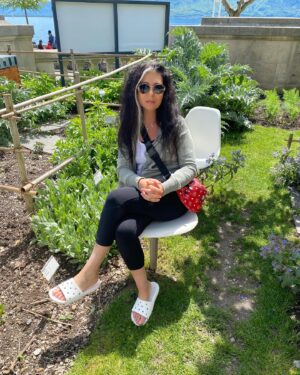 Lina Milovich Instagram - Летние веранды открыты! 🌞⁣⁣⠀
⁣⁣⠀
Мой идеальный завтрак – завтрак на улице. В сезон я при каждом случае стараюсь поесть на свежем воздухе.⠀⁣⁣⠀
Есть у меня любимые кафе с видом на улицу с бегущими прохожими, и на даче местечко с окном в пол на веранде, я придвигаю к нему небольшой стол на пару чашек и два стула. Кто успел – тот присел, все остальные домашние мостятся где придется: кто-то тащит себе дополнительный стул, кто-то лезет на батарею, собаки ныряют под стол. Мне ужасно нравится эта имитация пикника на пеньке, потому что напоминает о детстве и нашей первой даче. Расскажу о ней в следующий раз.⁣⁣⠀
⁣⁣⠀
Вы уже открыли сезон еды на свежем воздухе? 🌮🥩🧀