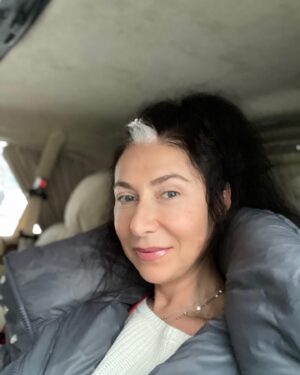 Lina Milovich Instagram - Пустая Москва после Нового года⁣⁣⠀
⁣⁣⠀
В моей жизни был один особенно запоминающийся опыт пустой Москвы и было это в глубоком детстве. ⁣⁣⠀
⁣⁣⠀
Один мальчик, который был в меня влюблен в школе, пригласил меня на спектакль 1 января. И воспоминания пустой Москвы у меня объединились с простейшими ощущениями, когда ты наряжаешься 👗 для того, чтобы пойти в театр, очень хочешь быть красивой, абсолютно счастлива оттого, что ты нравишься приятному мальчику. Мало того, ты совсем еще ничего про это не знаешь, ты вообще не знаешь как это бывает (мне было лет 10–11), не знаешь чувства влюбленности⠀и это только самое-самое начало, ты лишь начинаешь постигать это удовольствие, когда за тобой ухаживают.⁣⁣⠀
И вот эти ощущения у меня объединились с ощущениями пустой Москвы 💫. Когда я вышла в морозный день 1 января, было очень холодно, очень солнечно 🌞, сверкал белый-белый снег ❄️ и я шла на трамвай с ощущением восторга, а вокруг царила невероятная пустота.⁣⁣⠀
⁣⁣⠀
Спектакль не помню, мальчика помню, пустую яркую Москву помню, ощущение восторга и счастья помню. Дай бог всем нам это испытать. Опять.