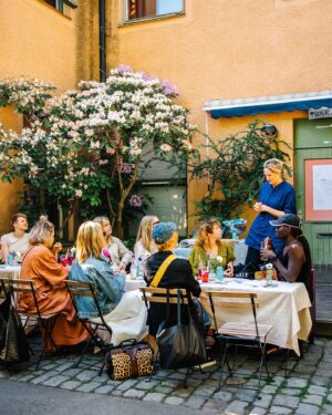 Lina Thomsgård Instagram - I samarbete med @ourfinland fick jag ställa till med bastuklubb en tisdagkväll på Reimersholme och samtala om forskningen bakom lycka med @psykologsiri – för att leta nycklarna till finska folkets lycka (lyckligast i världen för sjunde året på raken?!). Sauna, groggar, modiga donnor och samtal om mening med livet ÄR eventuellt meningen med livet?? Några av lyckobeteendena jag tog med mig från  Siri var att odla intressen, gamla och nya, att prioritera relationer och att fira allt som firas kan. Då har vi Todo-lista för sommaren klar. Tack @ourfinland och alla underbara bastubadare för en perfekt eftermiddag.