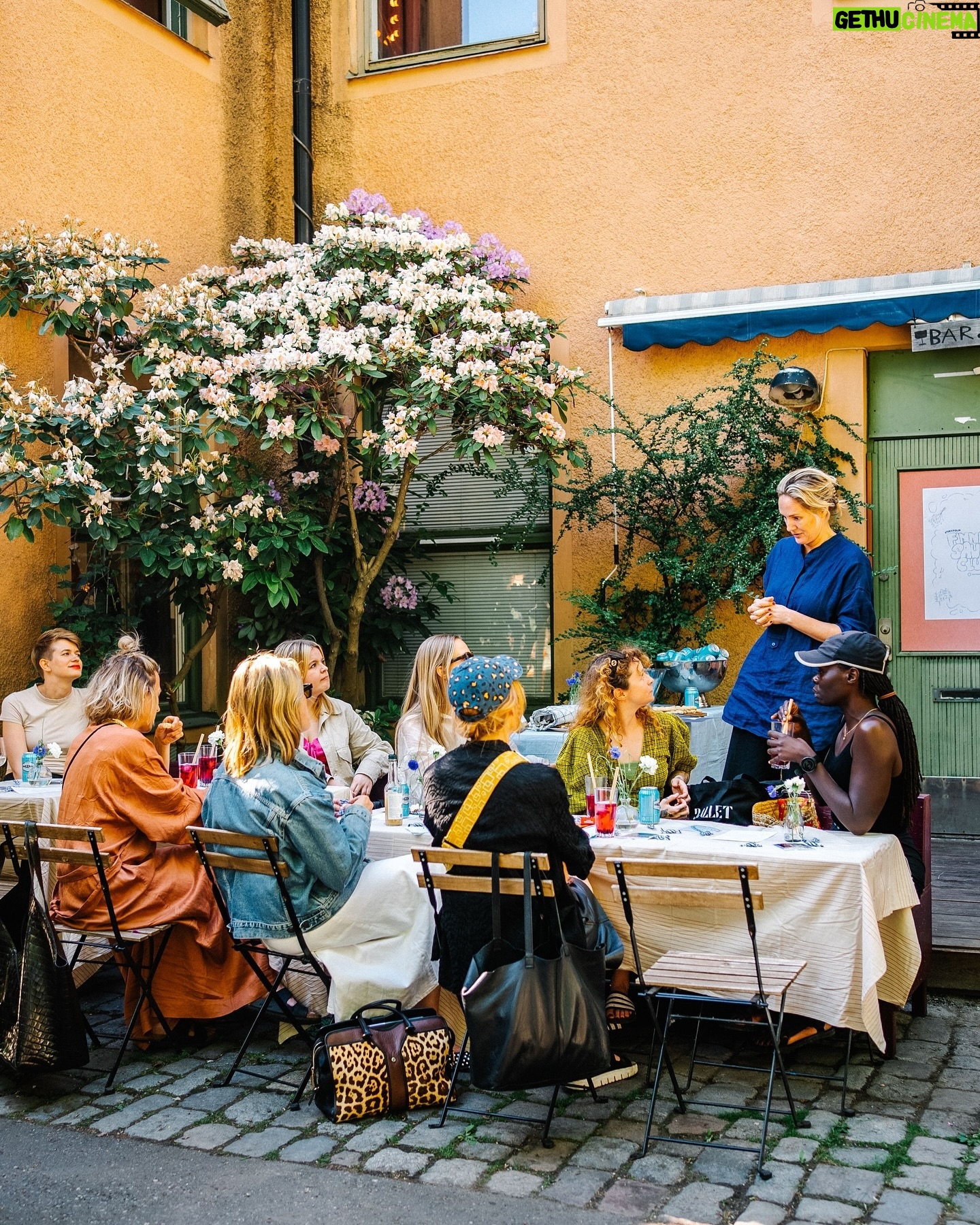 Lina Thomsgård - 401 Likes - I samarbete med @ourfinland fick jag ställa till med bastuklubb en tisdagkväll på Reimersholme och samtala om forskningen bakom lycka med @psykologsiri – för att leta nycklarna till finska folkets lycka (lyckligast i världen för sjunde året på raken?!). Sauna, groggar, modiga donnor och samtal om mening med livet ÄR eventuellt meningen med livet?? Några av lyckobeteendena jag tog med mig från Siri var att odla intressen, gamla och nya, att prioritera relationer och att fira allt som firas kan. Då har vi Todo-lista för sommaren klar. Tack @ourfinland och alla underbara bastubadare för en perfekt eftermiddag.