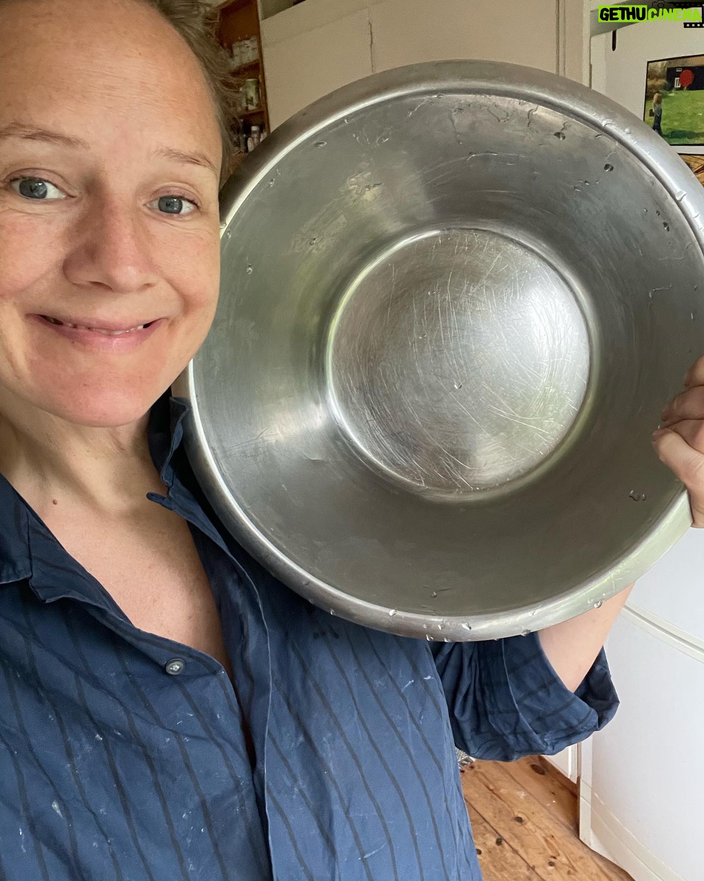 Lina Thomsgård - 499 Likes - Kläder och möbler är vi ganska bra på att köpa second hand. Men andra saker då? Du behöver naturligtvis en utmärkt och rejäl bunke för att sätta din deg eller blanda din sallat? Men KÖP DÅ INGEN NY! Andras gamla bunkar från förr finns ju och håller i decennier framöver! Vårt kök, hemma och i Dalarna, är fyllt av prylar, husgeråd och utmärkta slevar och bestick som andra använt tidigare - bättre kvalitutta, billigare och mer hållbart. För att inte tala om otroliga designfynd du kan göra (bläddra för bild på smörgåstårtspadefynd samt pizzapuzzlefynd). Allra bäst är de gamla solida vitlökspressarna som inte fungerar som hopplösa transformersmonster men nu hittade jag inte vår vitlökspress så det fick bli bunkbild. Detta ska vi även minnas i höst när vi drabbas av den stora utrensarlusten - någon annan kan ha användning för dina saker, LÄMNA IN! Ner i säck, knata förbi, varsågoda!
Om psykologin - och felsluten - bakom vår reflexmässiga motvilja att handla vissa saker second hand handlar dagens avsnitt av @dummamanniskor, ett samarbete med @myrorna. Lyssna gärna på det för @bjornhedensjo säger som vanligt en massa smart.
Myrorna tar emot nära 30 ton kläder och inredning varje dag! När du lämnar in dina fina saker och kläder till Myrorna och handlar det du behöver second hand gör du samtidigt världen till en mer hållbar och medmänsklig plats att leva på. Tack Myrorna!
PS. Att degbunken avvänds flitigt bevisar jag både trovärdigt och rustikt medelst mkt mjölig skjorta.