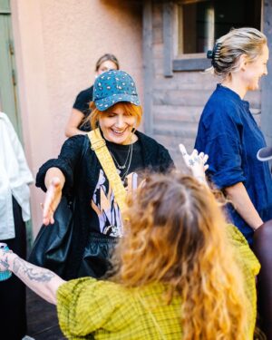 Lina Thomsgård Instagram - I samarbete med @ourfinland fick jag ställa till med bastuklubb en tisdagkväll på Reimersholme och samtala om forskningen bakom lycka med @psykologsiri – för att leta nycklarna till finska folkets lycka (lyckligast i världen för sjunde året på raken?!). Sauna, groggar, modiga donnor och samtal om mening med livet ÄR eventuellt meningen med livet?? Några av lyckobeteendena jag tog med mig från  Siri var att odla intressen, gamla och nya, att prioritera relationer och att fira allt som firas kan. Då har vi Todo-lista för sommaren klar. Tack @ourfinland och alla underbara bastubadare för en perfekt eftermiddag.