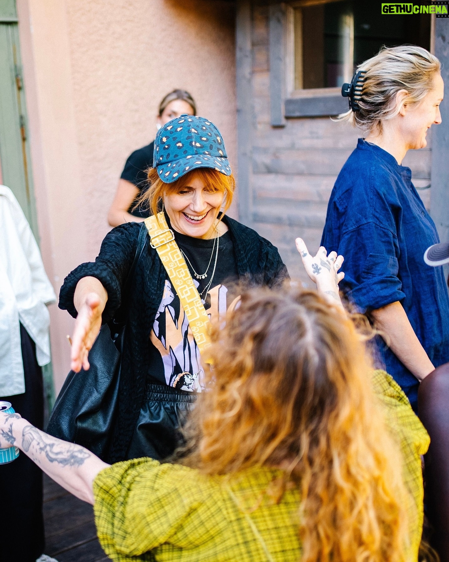 Lina Thomsgård - 401 Likes - I samarbete med @ourfinland fick jag ställa till med bastuklubb en tisdagkväll på Reimersholme och samtala om forskningen bakom lycka med @psykologsiri – för att leta nycklarna till finska folkets lycka (lyckligast i världen för sjunde året på raken?!). Sauna, groggar, modiga donnor och samtal om mening med livet ÄR eventuellt meningen med livet?? Några av lyckobeteendena jag tog med mig från Siri var att odla intressen, gamla och nya, att prioritera relationer och att fira allt som firas kan. Då har vi Todo-lista för sommaren klar. Tack @ourfinland och alla underbara bastubadare för en perfekt eftermiddag.