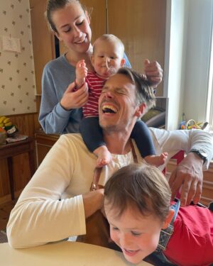 Lina Thomsgård Instagram - Kristi him, lätt min bästa högtid?! Mina träd blommar, har gjort tusen mat plus munkar och friterad banan, gosat i högar morgon till kväll och vår bebis lärde sig precis gå. Och tonfiskmacka!