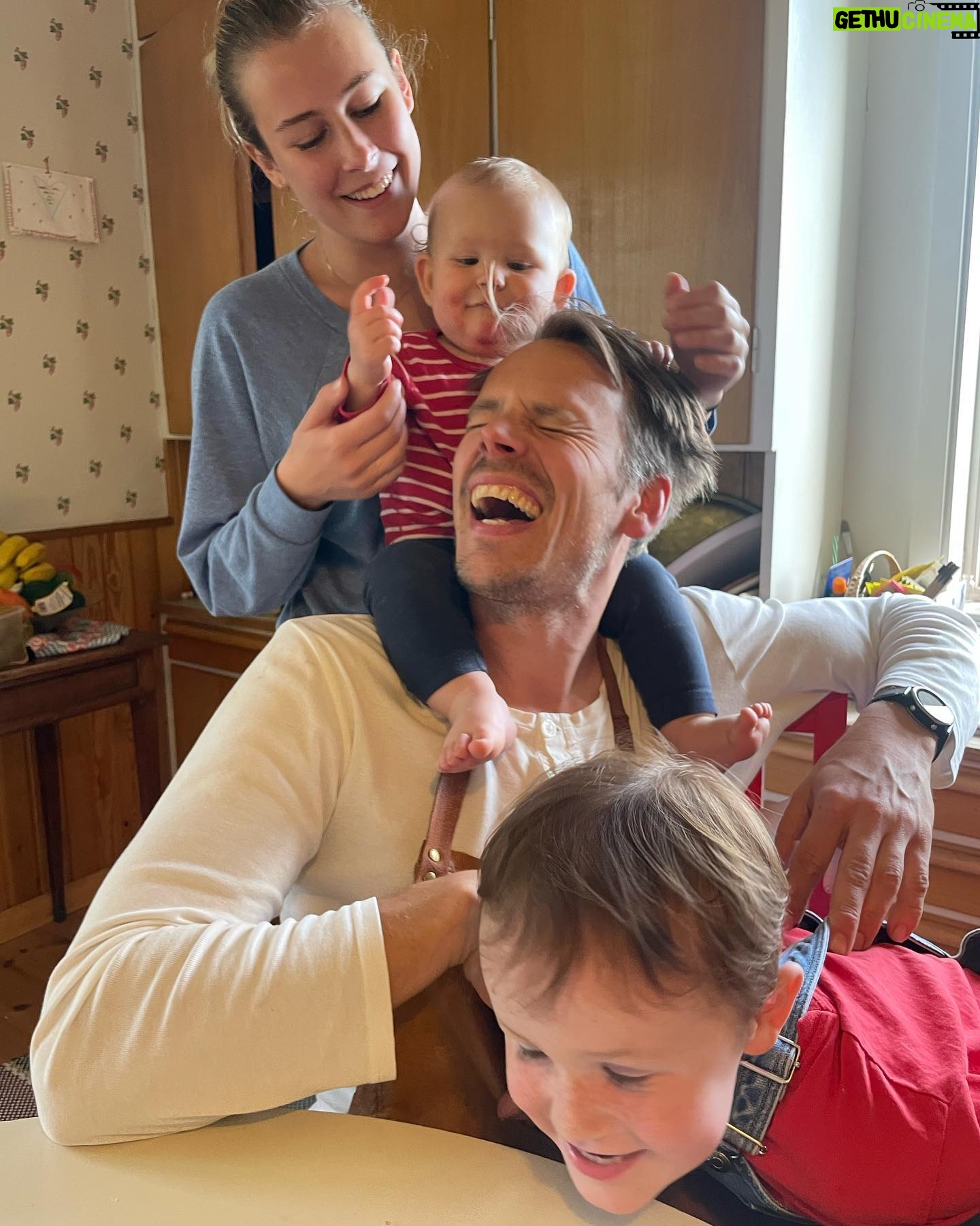 Lina Thomsgård - 484 Likes - Kristi him, lätt min bästa högtid?! Mina träd blommar, har gjort tusen mat plus munkar och friterad banan, gosat i högar morgon till kväll och vår bebis lärde sig precis gå. Och tonfiskmacka!