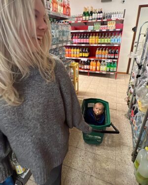 Lina Thomsgård Instagram - Kristi him, lätt min bästa högtid?! Mina träd blommar, har gjort tusen mat plus munkar och friterad banan, gosat i högar morgon till kväll och vår bebis lärde sig precis gå. Och tonfiskmacka!
