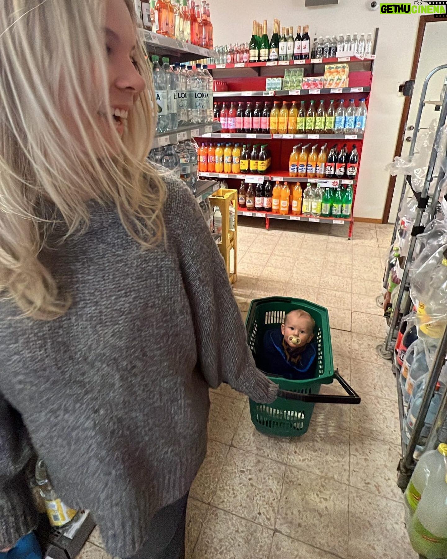 Lina Thomsgård - 484 Likes - Kristi him, lätt min bästa högtid?! Mina träd blommar, har gjort tusen mat plus munkar och friterad banan, gosat i högar morgon till kväll och vår bebis lärde sig precis gå. Och tonfiskmacka!