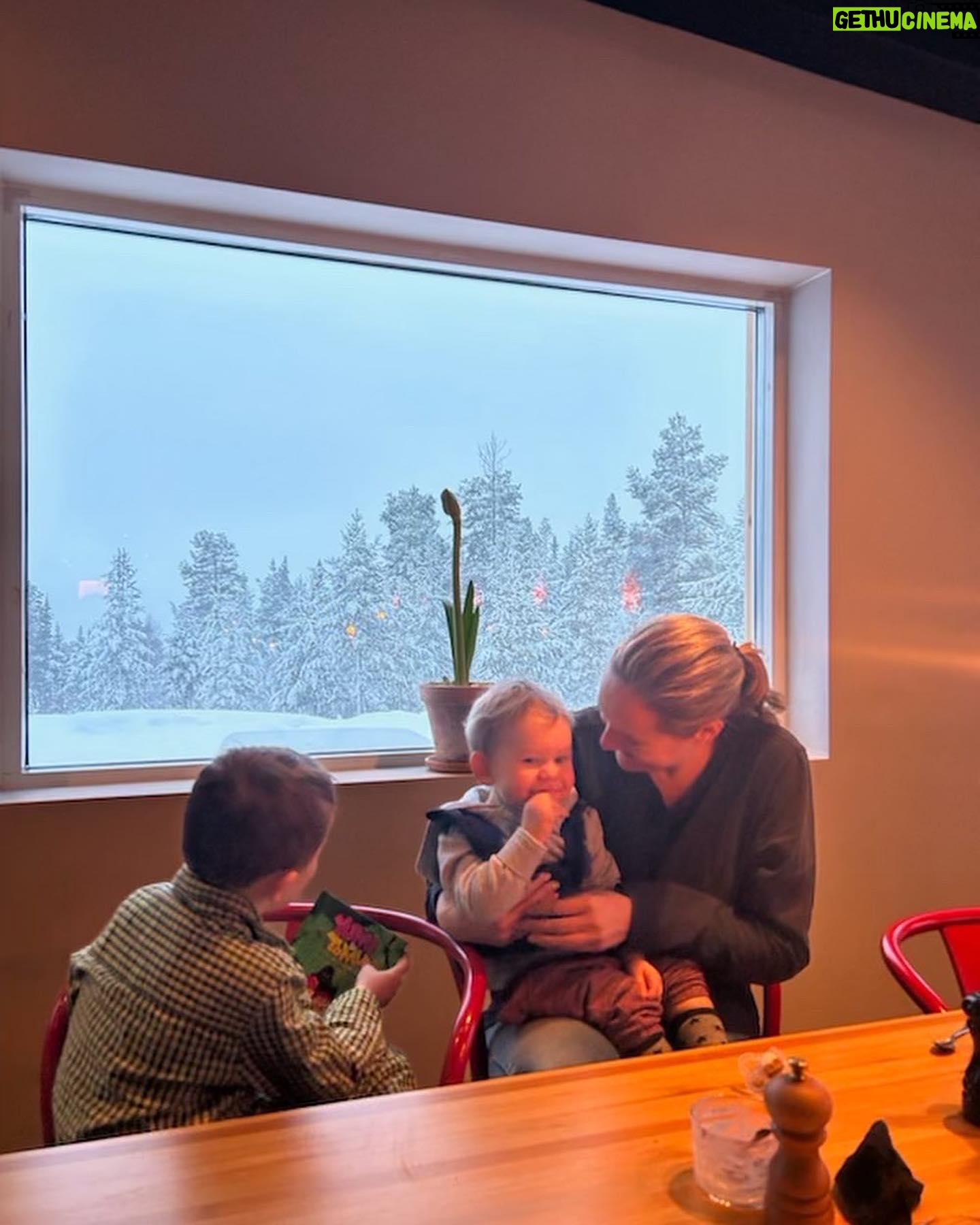 Lina Thomsgård - 703 Likes - ❤️🗻TACK LOFSDALEN🗻❤️
Vi har för första gången testat fjällhotell med familjen och let me tell you, d va faktiskt magiskt. Min kompis Kalle som tagit över @lofsdalensfjallhotell driver även Bleck och Hellas (med ett gott gäng) i Sthlm så tänk er en blandning av: fenomenal mat på lokala grejer (rentartar! Abborre! Gahkku!), varma drinkar, friluft (Sveriges femte högsta fallhöjd i backarna som alla är i söderläge), lugn, utmärkt musik, mysig och helt lagom stor frubba med varmt bröd, så sjukt familje/barnvänligt och genuint god stämning. Fjällbäcksbad, skoter, soliga backar och pizzakvällar med gameshow. Hotellgästerna deltar och arrangerar grejer: lekar, skidklasser, frågesporter, hiphopdans. Jeppe och Alex bakade pizza hela nyårsdagen! Jag åt! Barnen, inkl Vito, har sprungit runt för egen maskin i stort sett dygnet runt, kollat film i kuddrumsbion, haft dansklass, lekt kurragömma, spelat pingis och biljard, byggt lego, nästan helt självgående - utan att det känts som ett ”barnhotell”. Mami har fått sitta i baren och gagga? Läst en bok!Åtminstone glimtvis! Efter en timme här sa Max (som varit tveksam till ”fjällen” ’) att han ville stanna ett år. Nu åker han lift och slalom som en liten mini-Tomba. Rekommenderar ihjäl mig, det gör vi allihop. TACK för att ni tagit så fint hand om oss Kalle, Ebba, Marco, Yaya, Elina och alla andra inblandade. Och tack @lisahenriette, @raketjan, @langkalle m fl för fjällsälle. Vi kommer tillbaka.