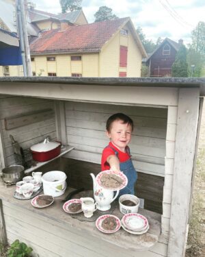 Lina Thomsgård Instagram - Kristi him, lätt min bästa högtid?! Mina träd blommar, har gjort tusen mat plus munkar och friterad banan, gosat i högar morgon till kväll och vår bebis lärde sig precis gå. Och tonfiskmacka!