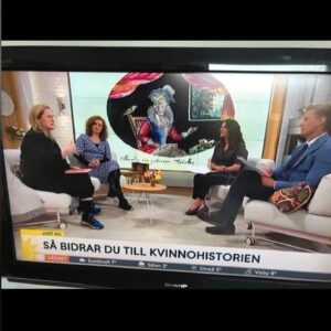 Lina Thomsgård Instagram - Eländes elände med bristen på kvinnor i den breda historieskrivningen - men vad kan självaste DU göra? Som är även KUL och eventuellt SPÄNNANDE?? Jo: hitta kvinnor i arkiven och arkivera ditt eget liv (eller varför inte mormors el föreningar i din närhet) för framtiden. Praktiskt handbok om hur du gör detta kommer på fredag från @kvinnohistoriska och @volanteforlag: ARKIVISM: EN HANDBOK samlar tips och metoder från experter* som arbetat med detta i decennier - så att jag och du kan vara med och bidra. Imorse berättade vi mer i @nyhetsmorgon och igår i SVT Kulturnyheterna. Extra tack till vårt museums ständigt superba drivkraft och parhäst/travhäst i denna snårskog som är kulturarvet: @larssonhelene för att vi rodde detta i land, till @volanteforlag för ert otroliga arbete och engagemang - vilket gäng ni är! - och till @lisaehlin som såg till att allting blev en bok som är en sån fröjd att läsa. #arkivism